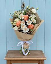 Букет цветов из:  Альстромерии, Лизиантусы, Розы и Хризантемы в Усть-Катаве