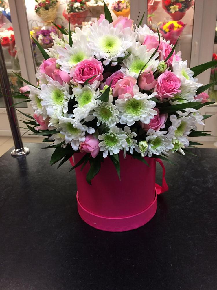 Цветочная композиция из Розы и Хризантемы в шляпной коробке в Усть-Катаве