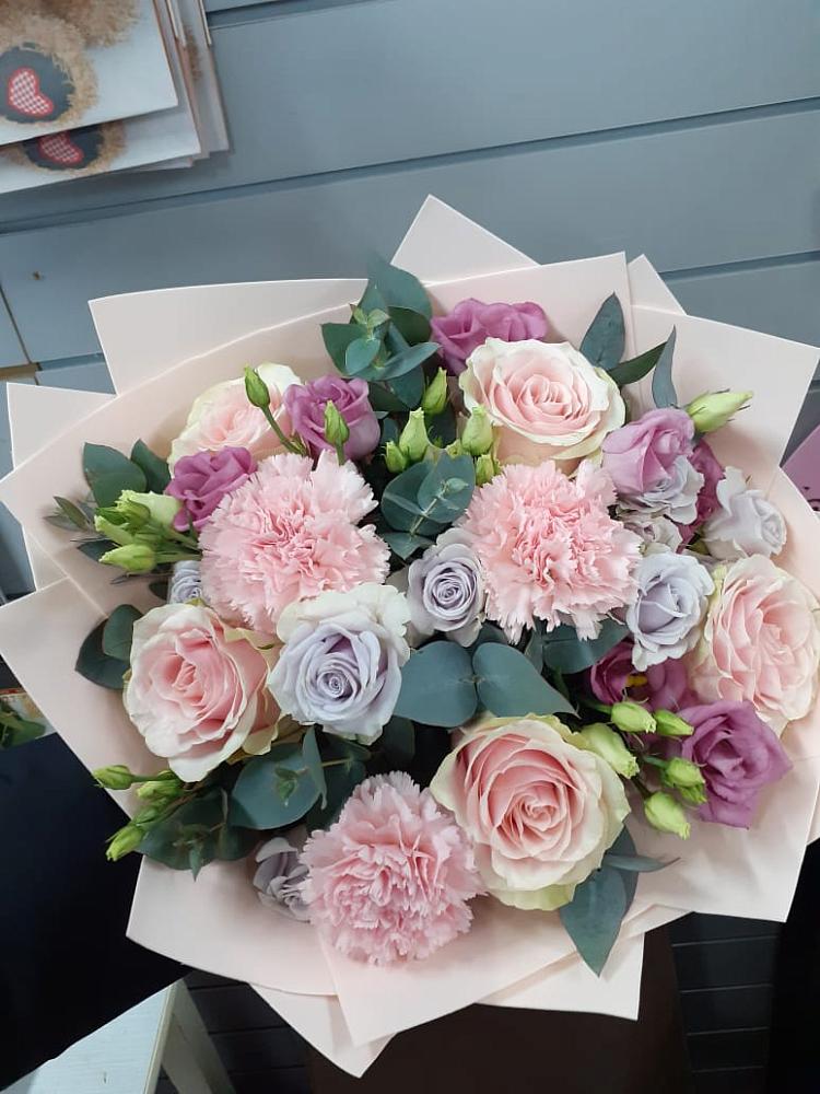 Букет цветов из: Розы, Гвоздики и Лизиантусы в Усть-Катаве