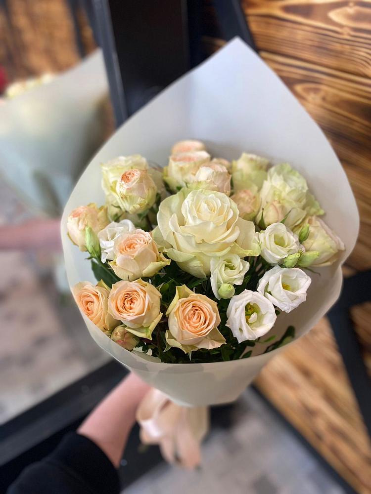 Букет цветов из: Розы и Лизиантусы в Усть-Катаве